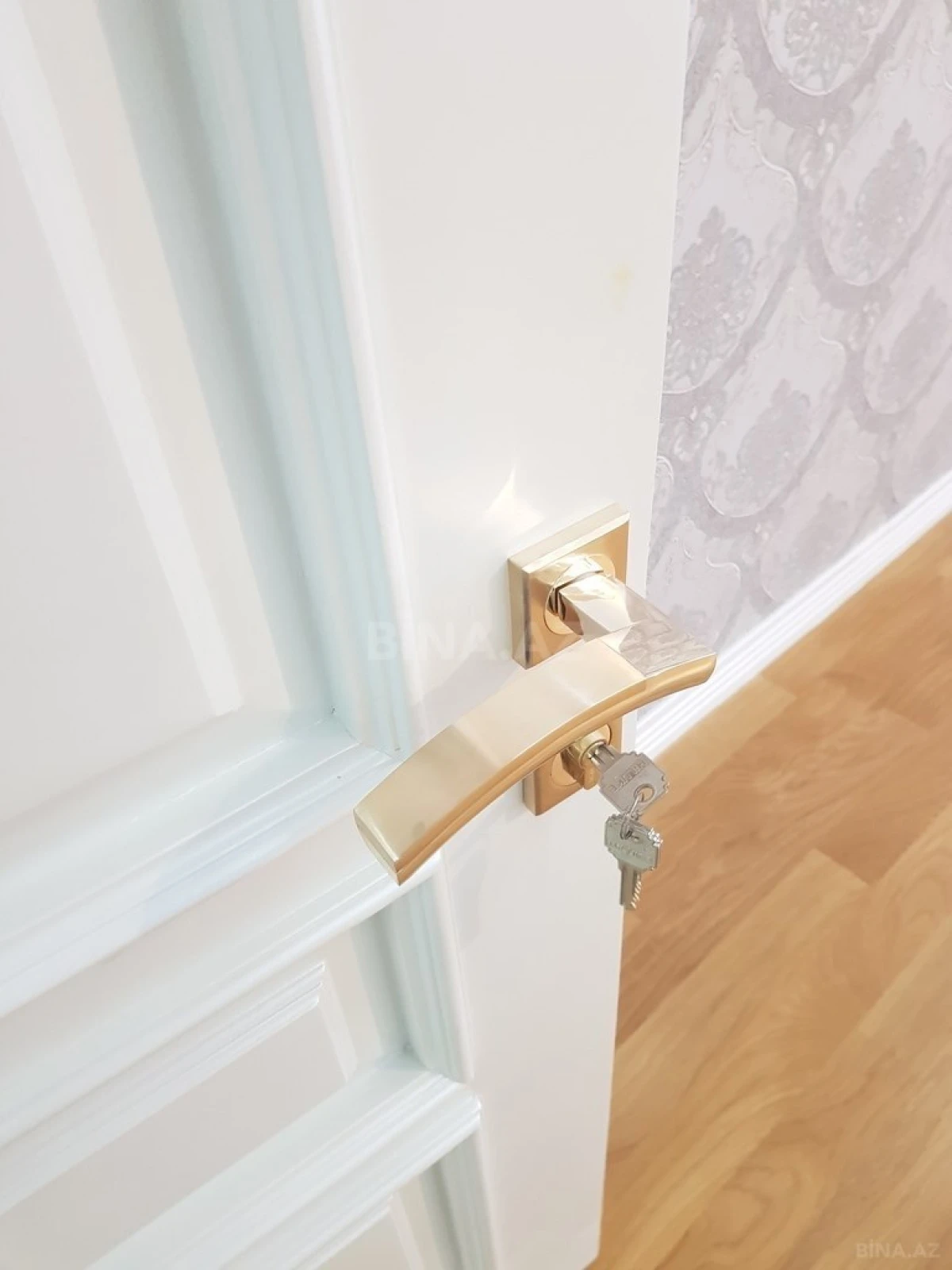 Satılır 4 otaqlı mənzil 242 m²