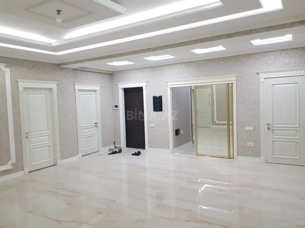 Satılır 4 otaqlı mənzil 242 m²