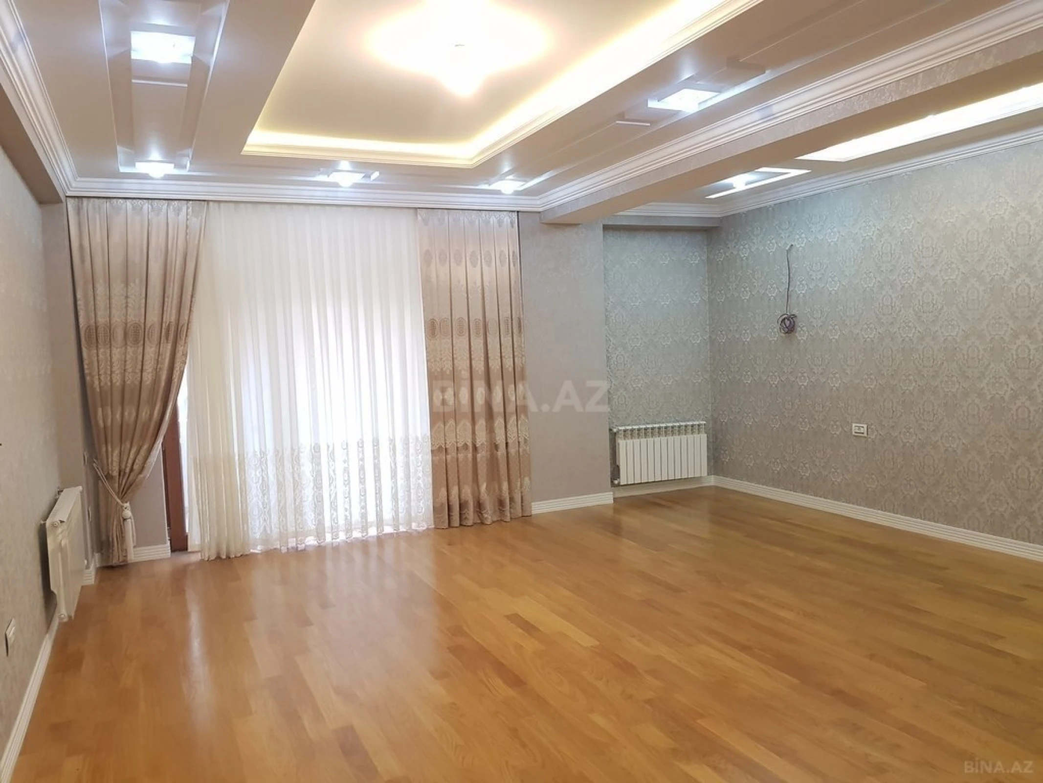 Satılır 4 otaqlı mənzil 242 m²