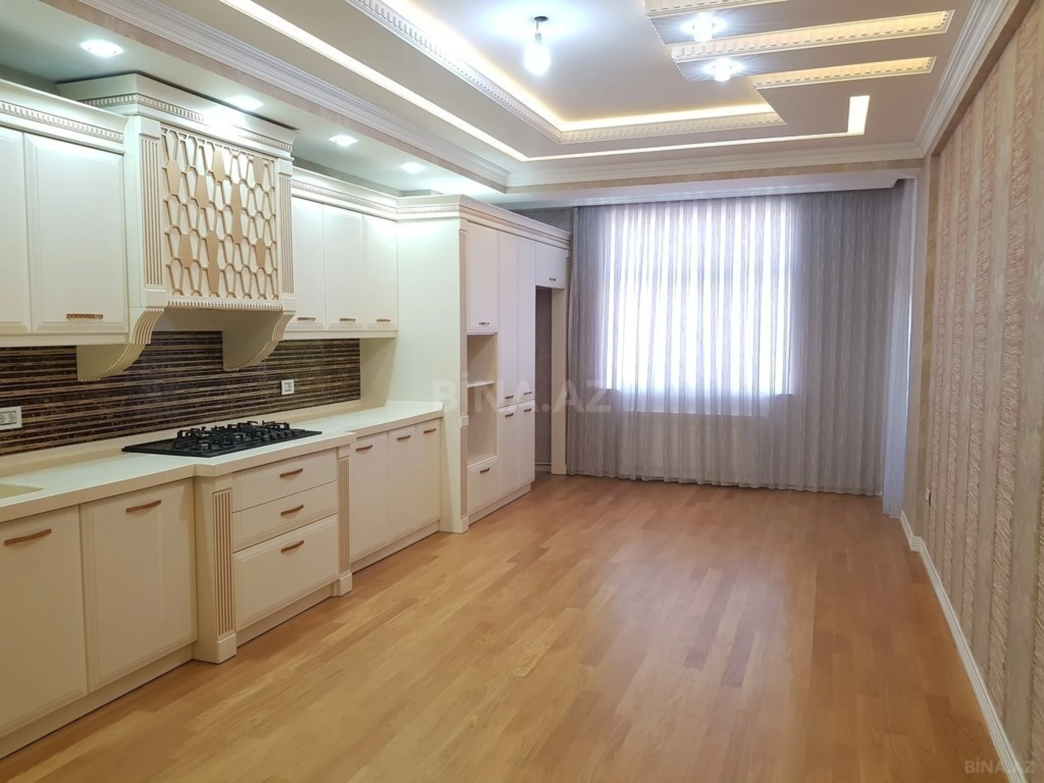 Satılır 4 otaqlı mənzil 242 m²