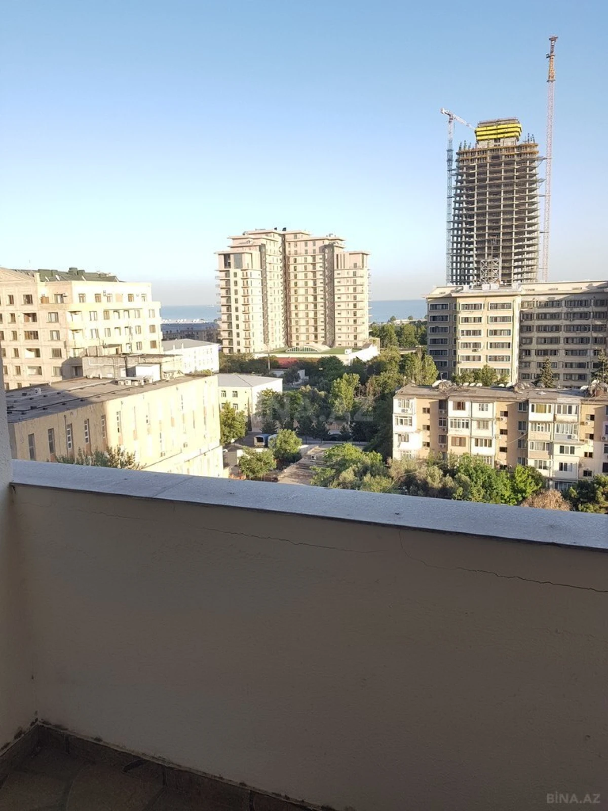 Satılır 4 otaqlı mənzil 242 m²