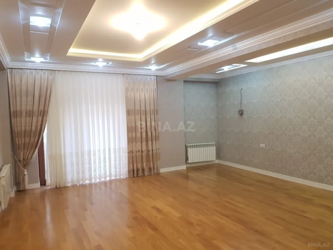 Satılır 4 otaqlı mənzil 242 m²