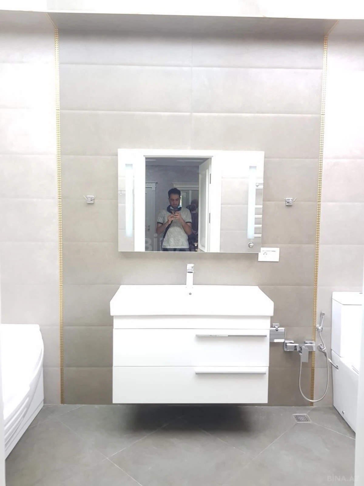 Satılır 4 otaqlı mənzil 242 m²