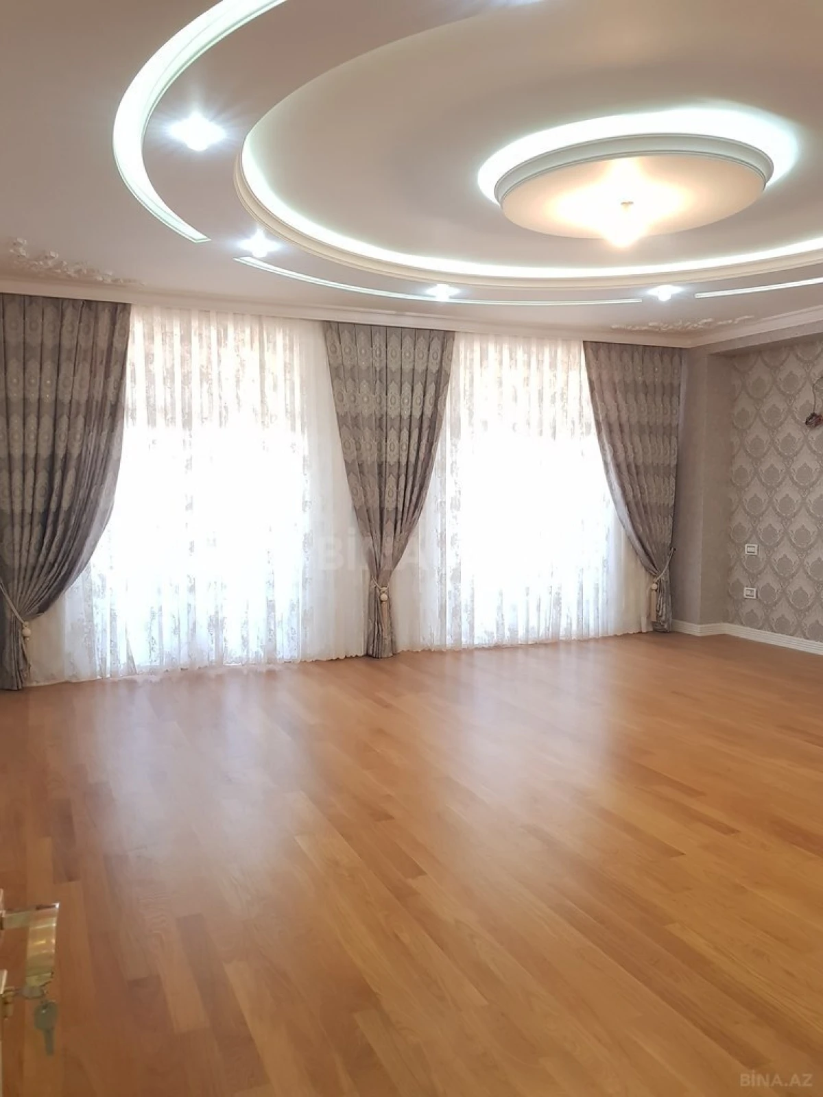 Satılır 4 otaqlı mənzil 242 m²