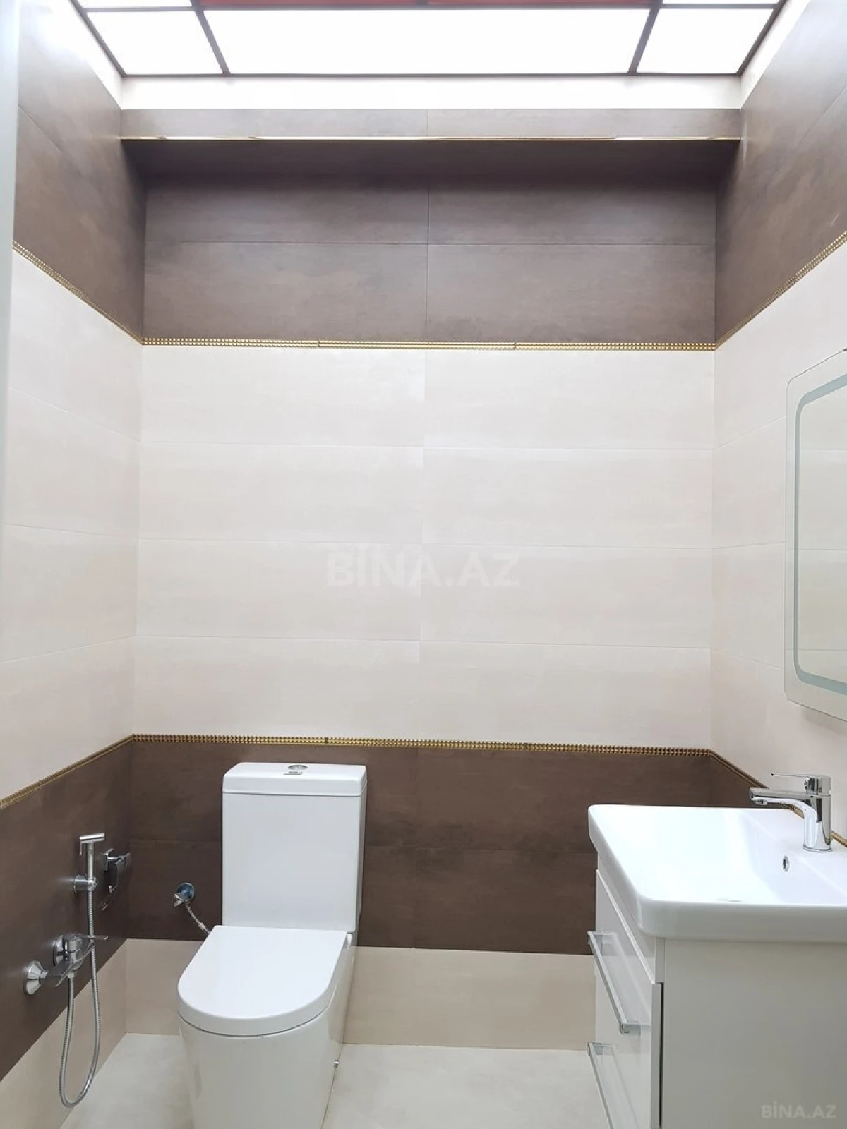 Satılır 4 otaqlı mənzil 242 m²