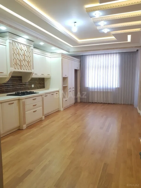 Satılır 4 otaqlı mənzil 242 m²