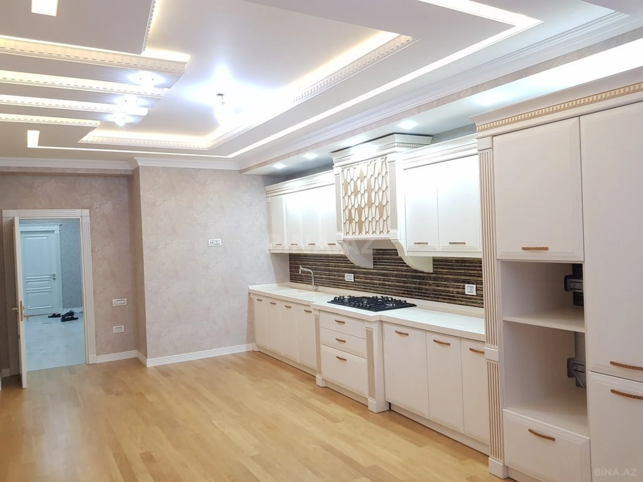 Satılır 4 otaqlı mənzil 242 m²