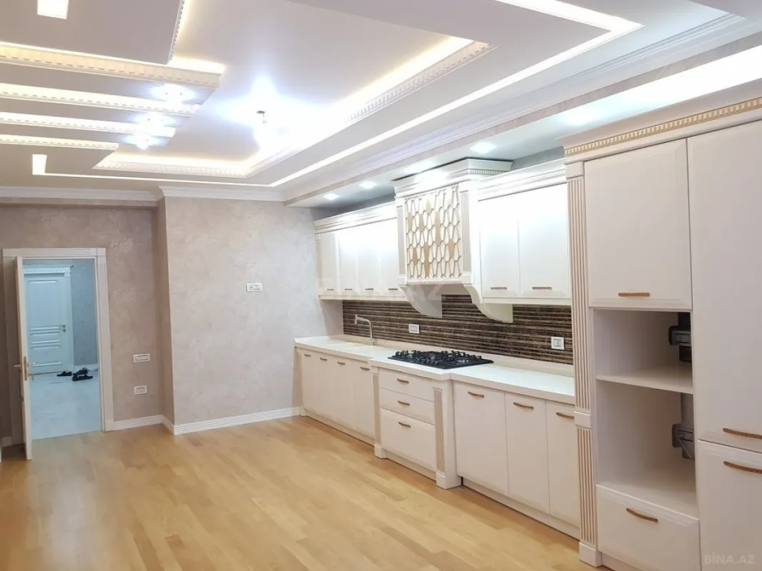 Satılır 4 otaqlı mənzil 242 m²