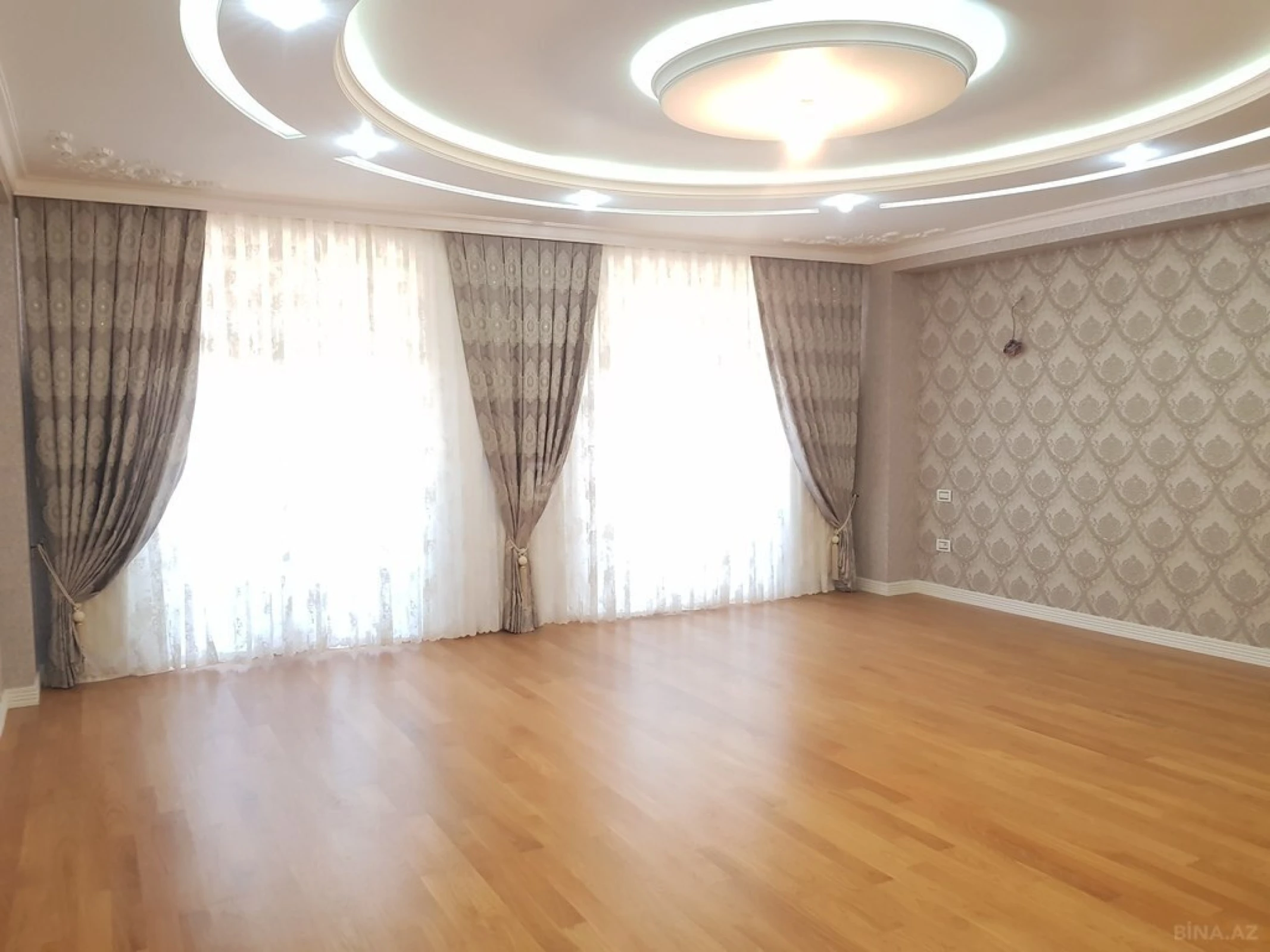 Satılır 4 otaqlı mənzil 242 m²