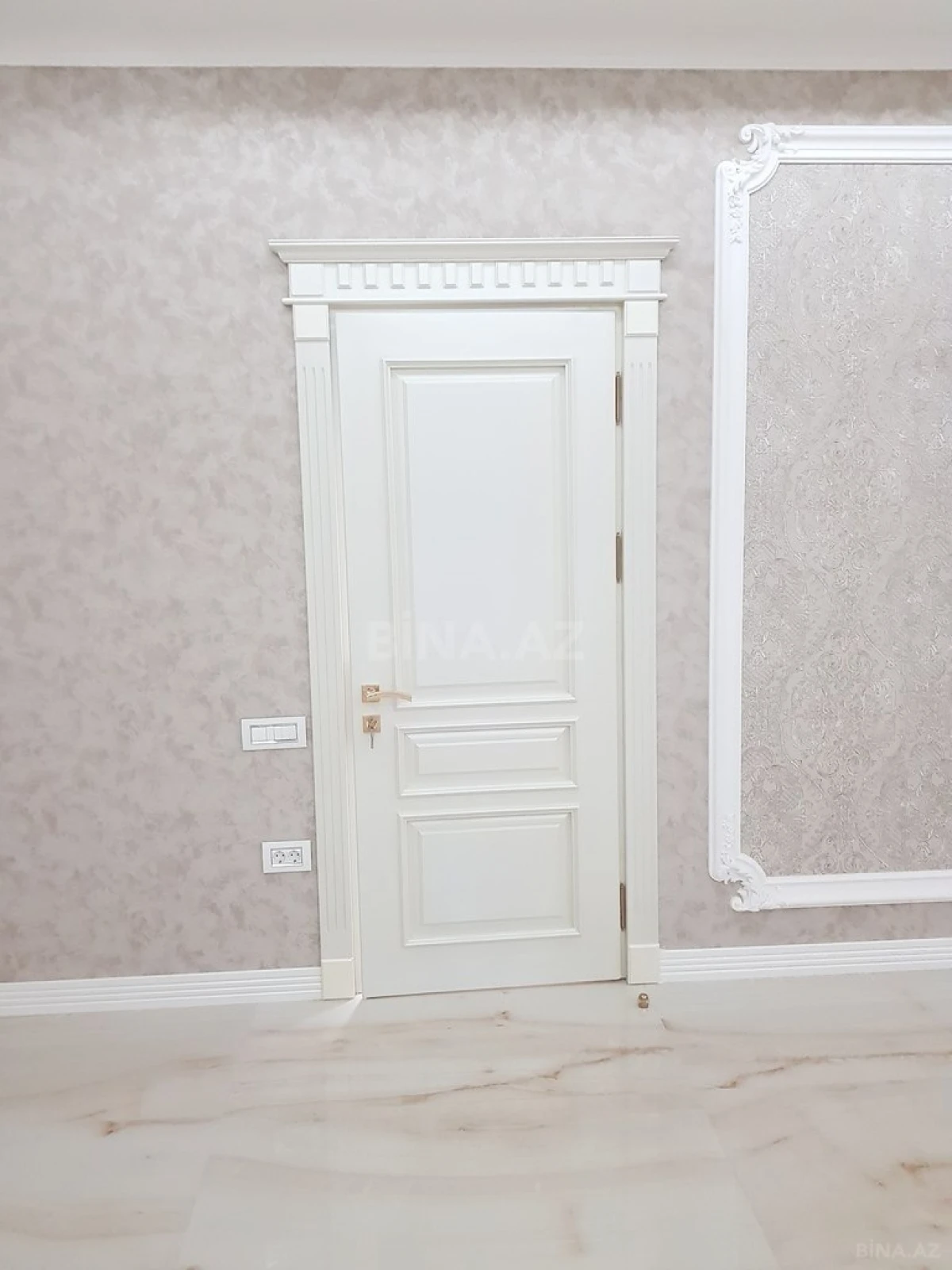 Satılır 4 otaqlı mənzil 242 m²