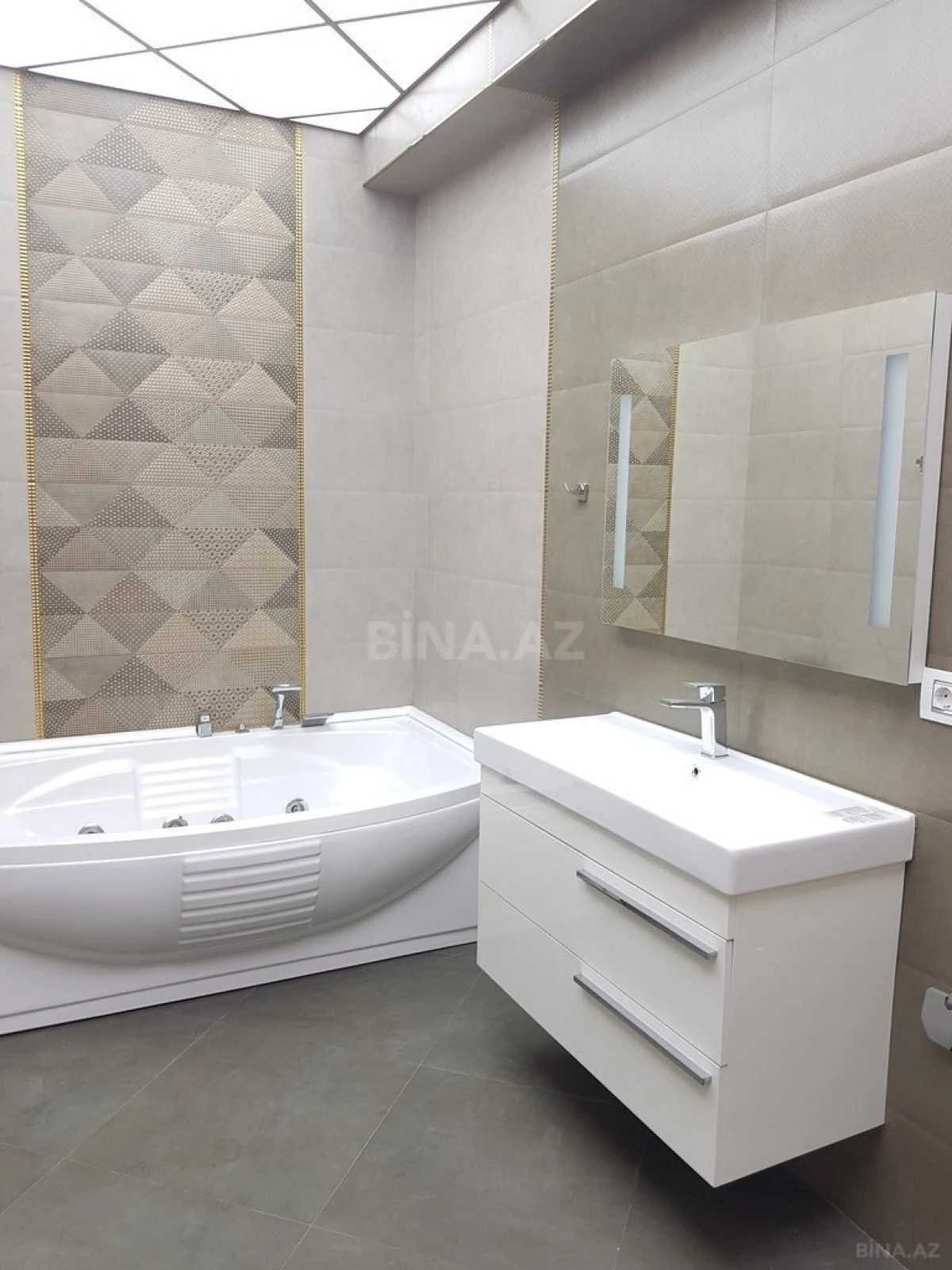 Satılır 4 otaqlı mənzil 242 m²