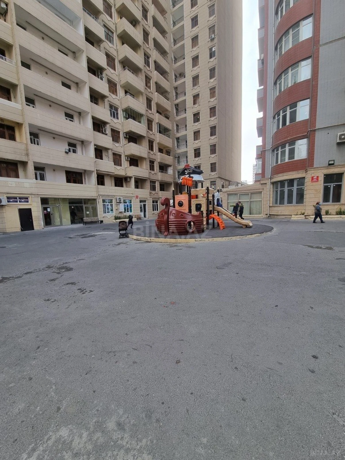 Satılır 4 otaqlı mənzil 242 m²