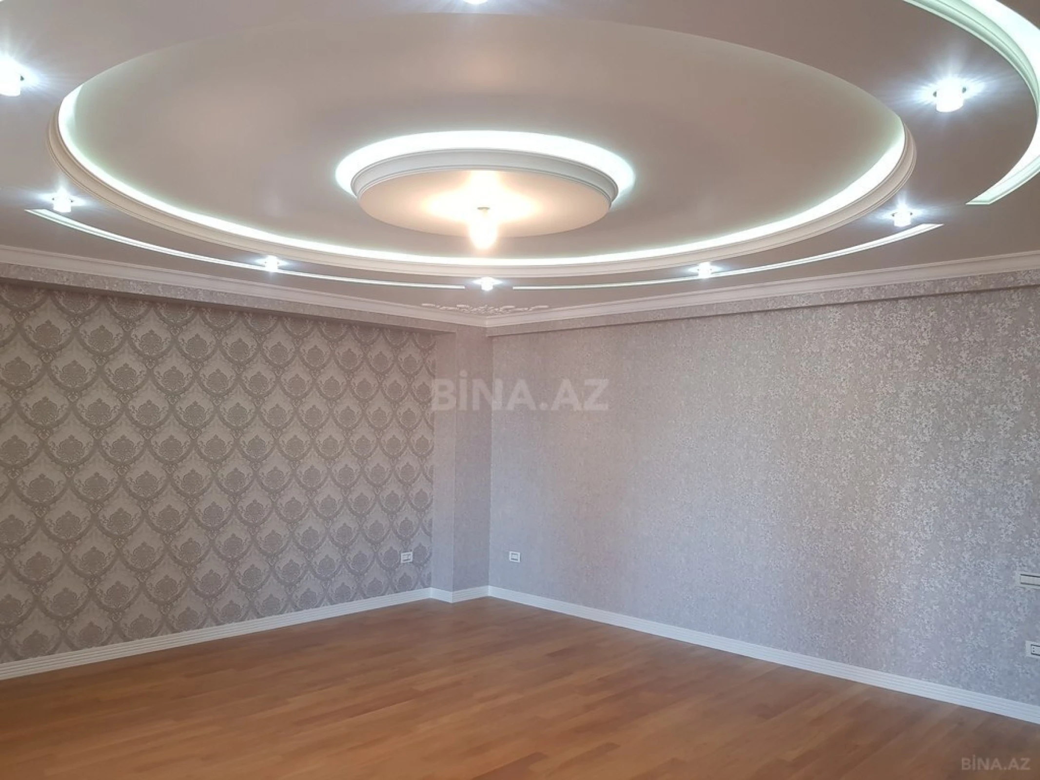 Satılır 4 otaqlı mənzil 242 m²