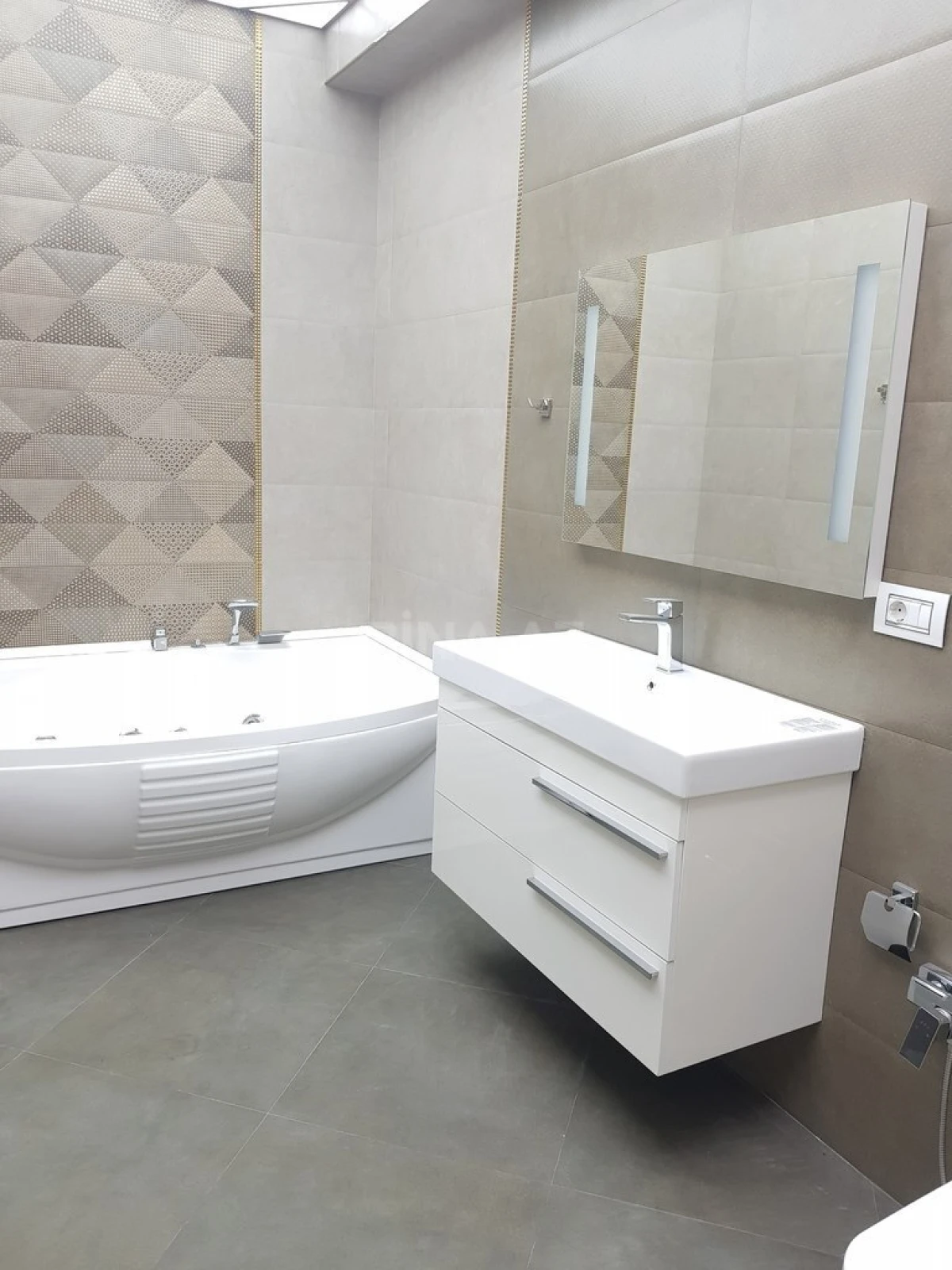 Satılır 4 otaqlı mənzil 242 m²