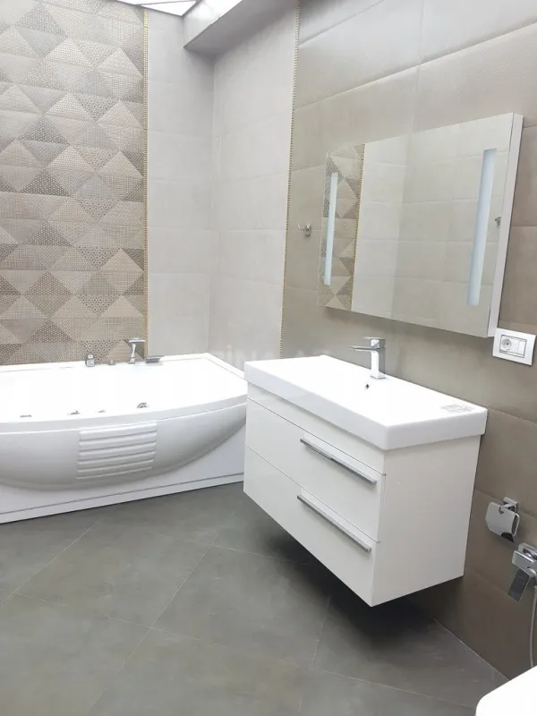 Satılır 4 otaqlı mənzil 242 m²