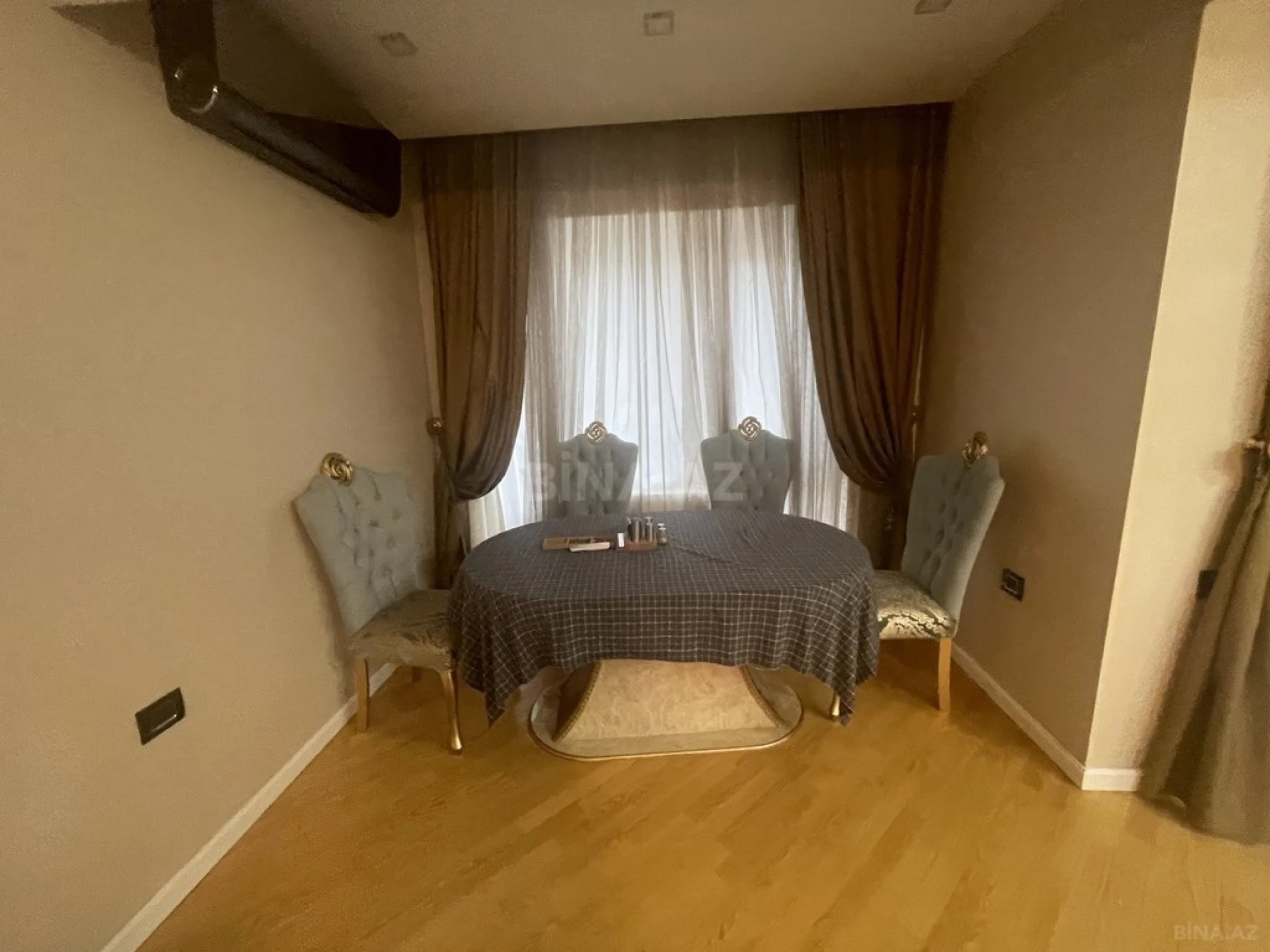 Satılır 3 otaqlı mənzil 140 m²