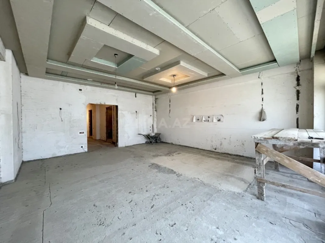 Satılır 4 otaqlı mənzil 217 m²