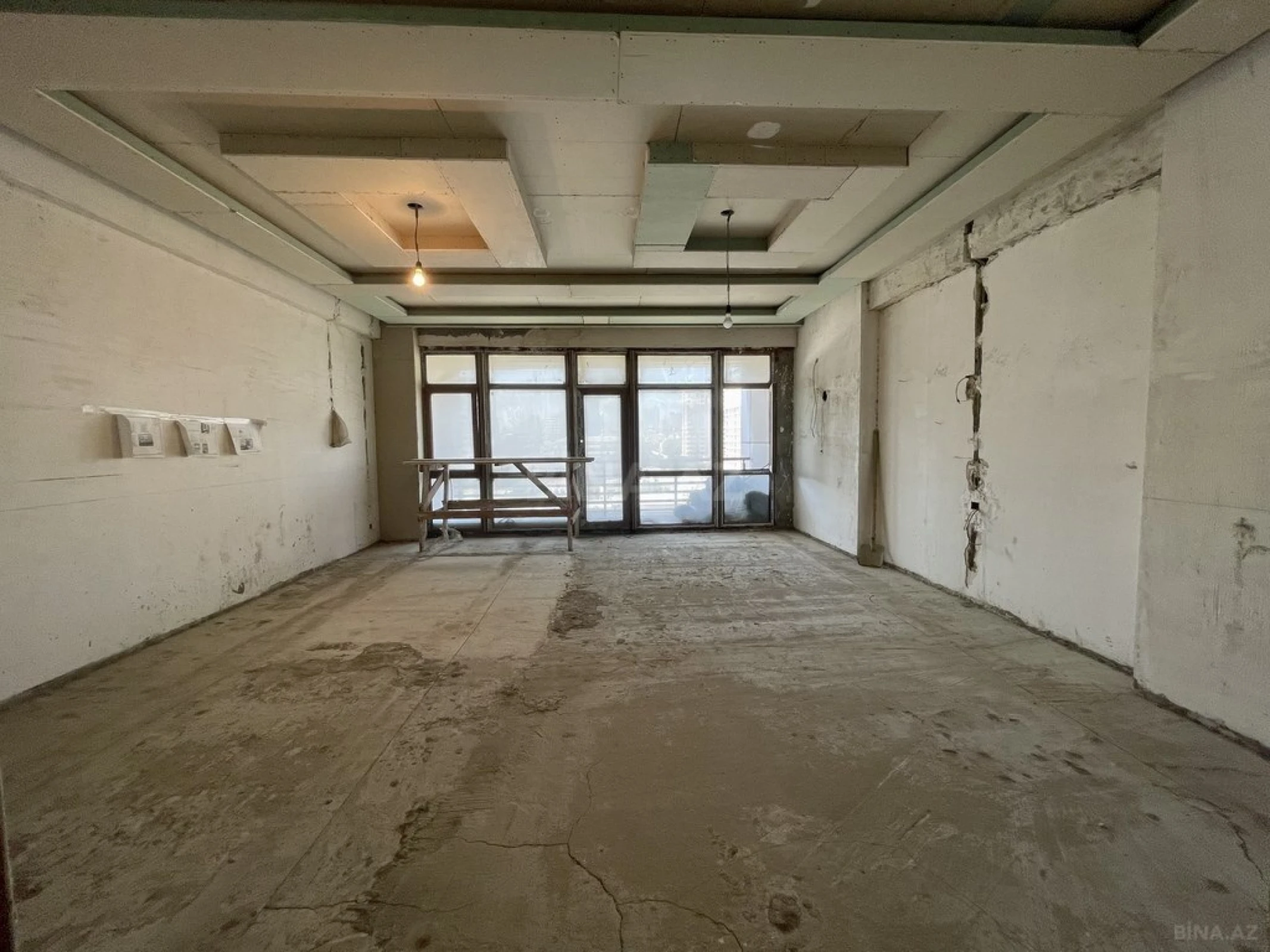 Satılır 4 otaqlı mənzil 217 m²