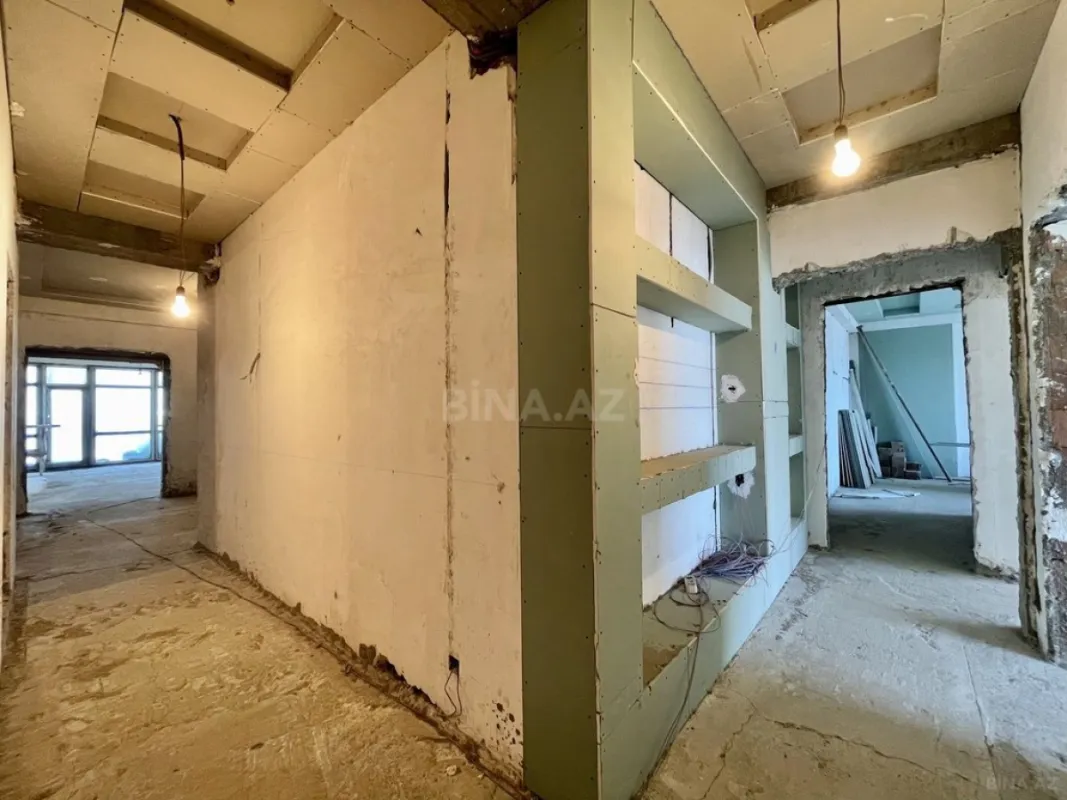 Satılır 4 otaqlı mənzil 217 m²