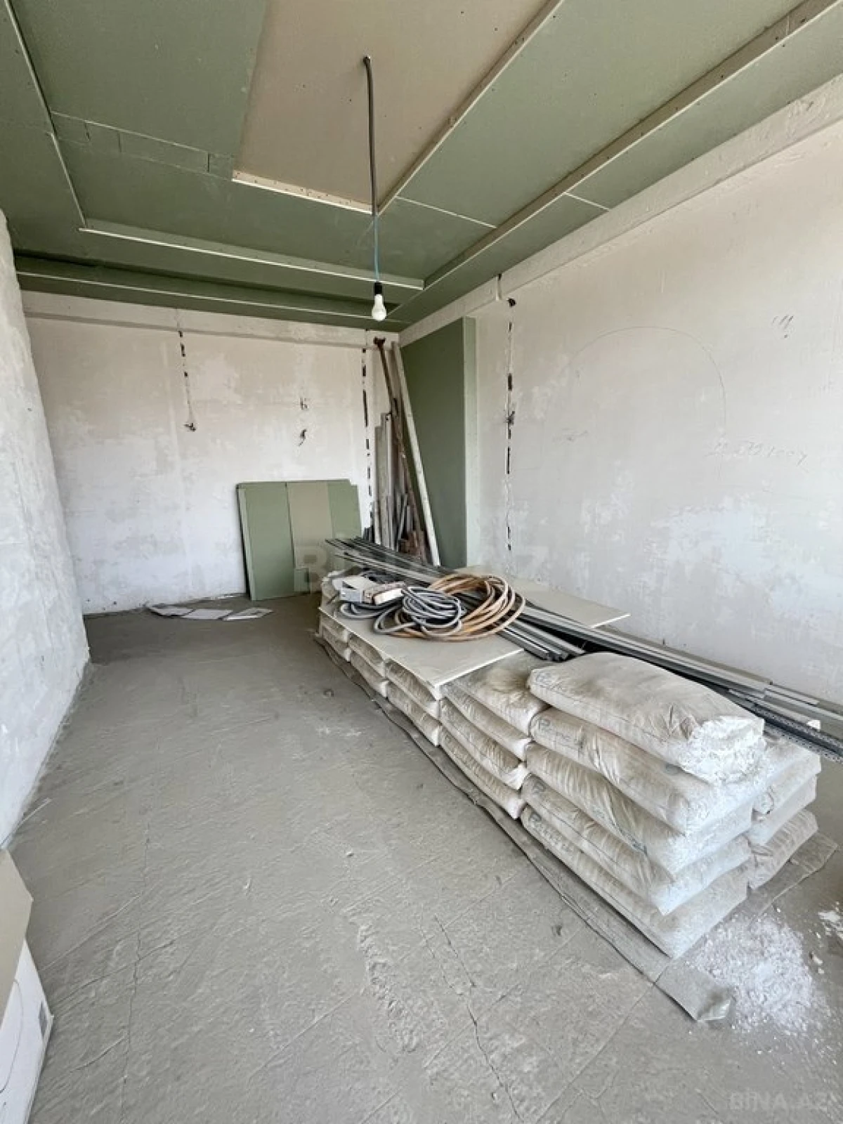 Satılır 4 otaqlı mənzil 217 m²