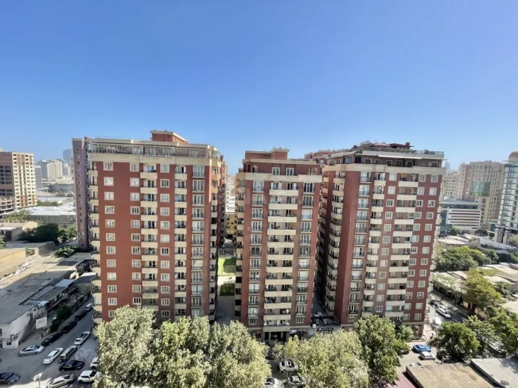 Satılır 4 otaqlı mənzil 217 m²