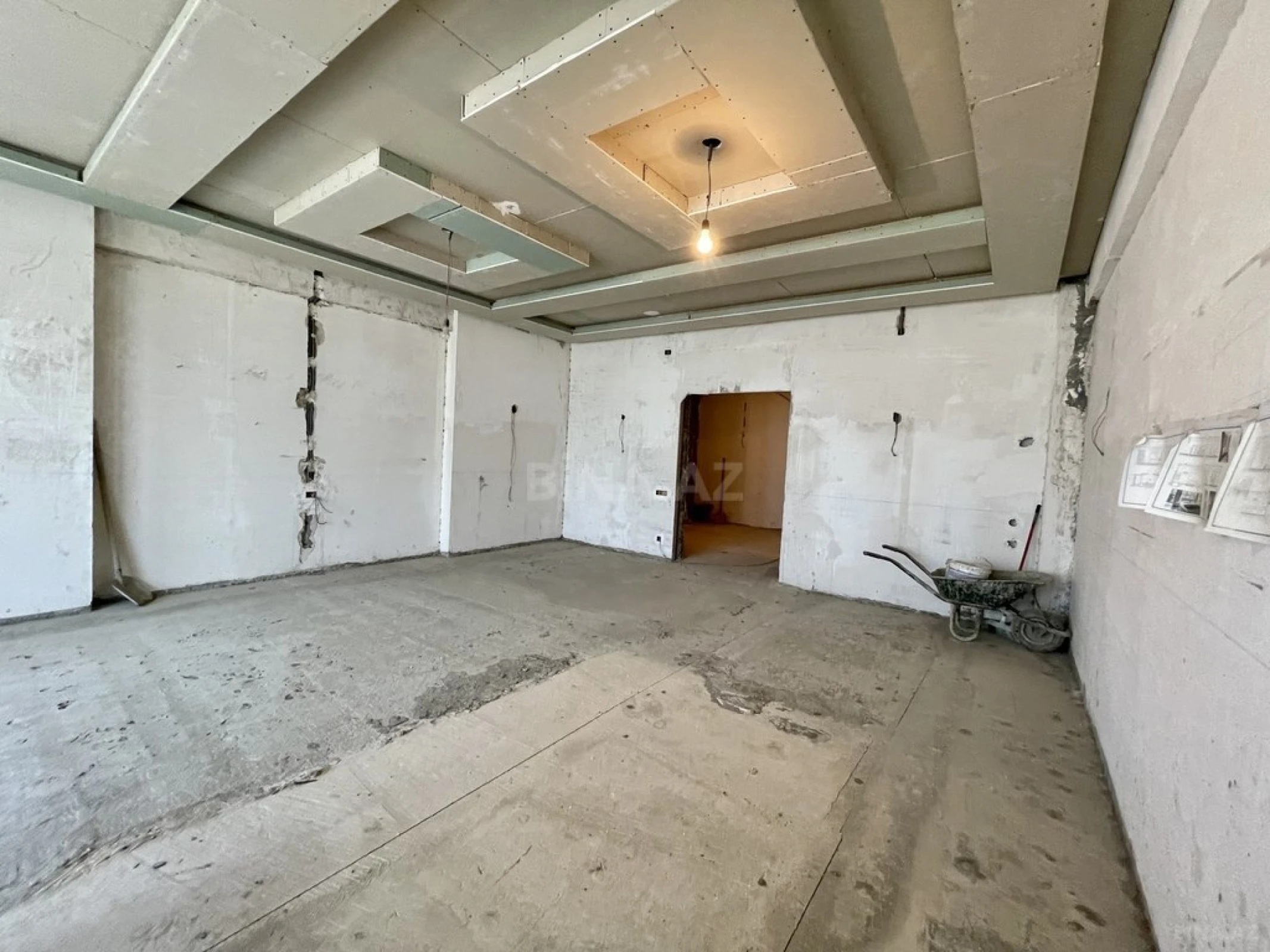 Satılır 4 otaqlı mənzil 217 m²