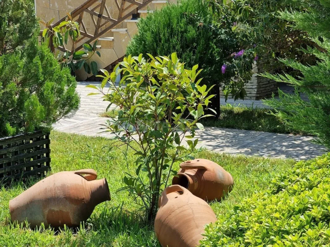 Satılır 9 otaqlı həyət evi 600 m²