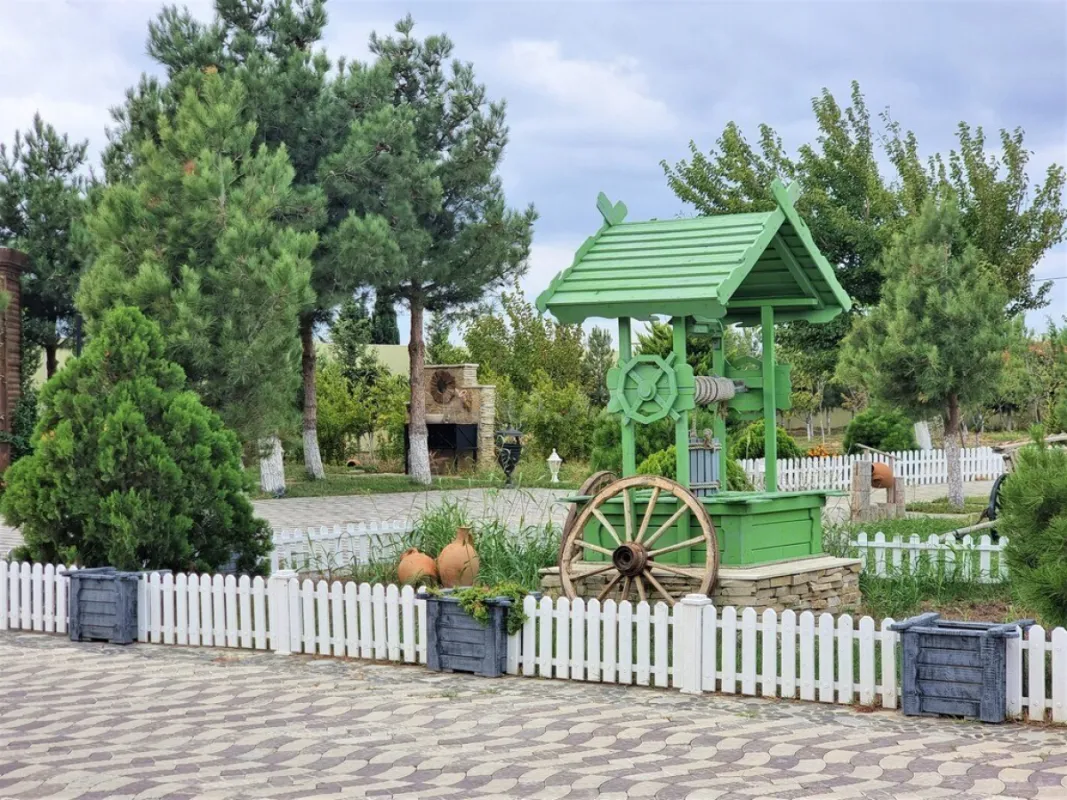 Satılır 9 otaqlı həyət evi 600 m²