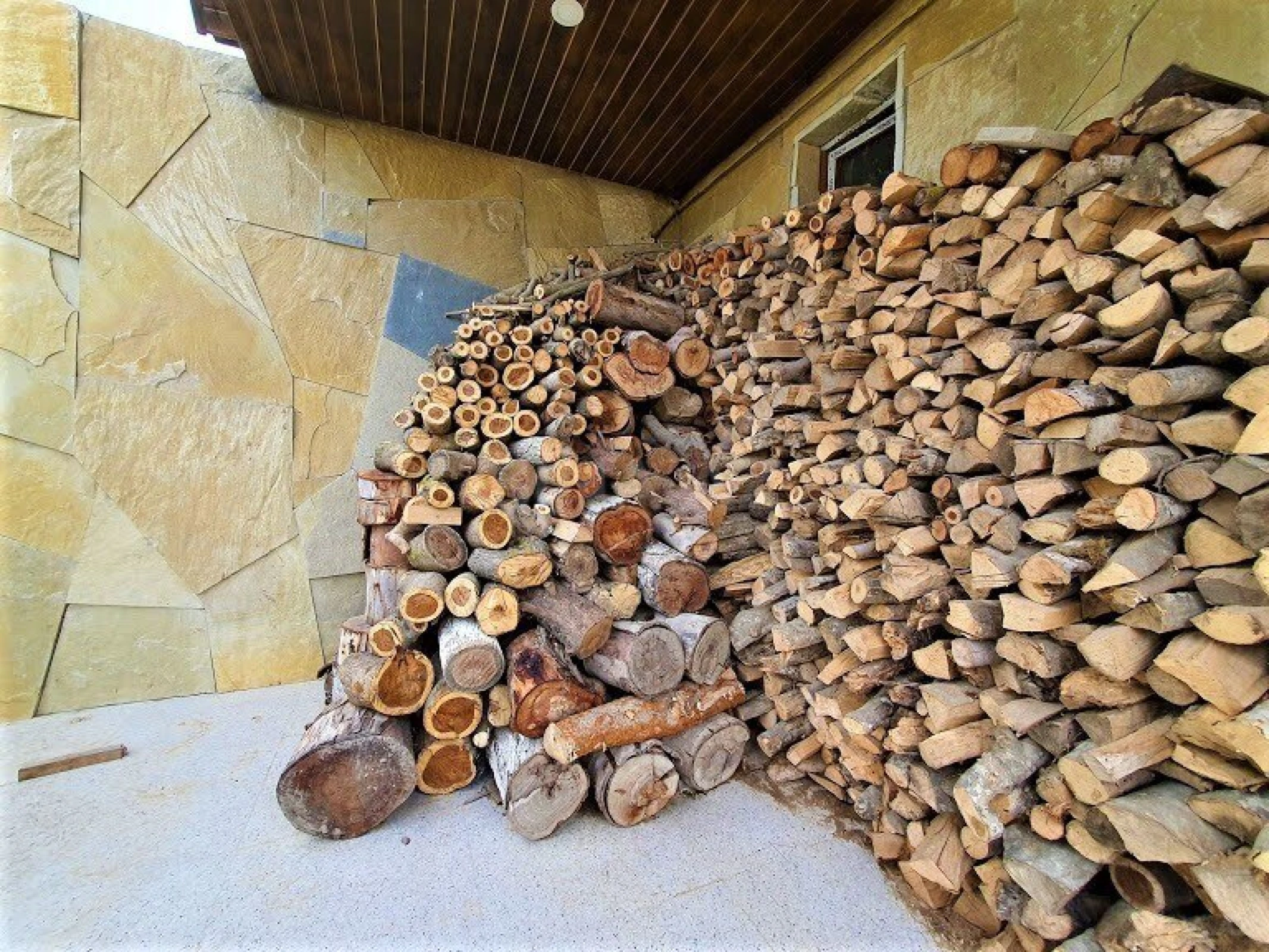 Satılır 9 otaqlı həyət evi 600 m²