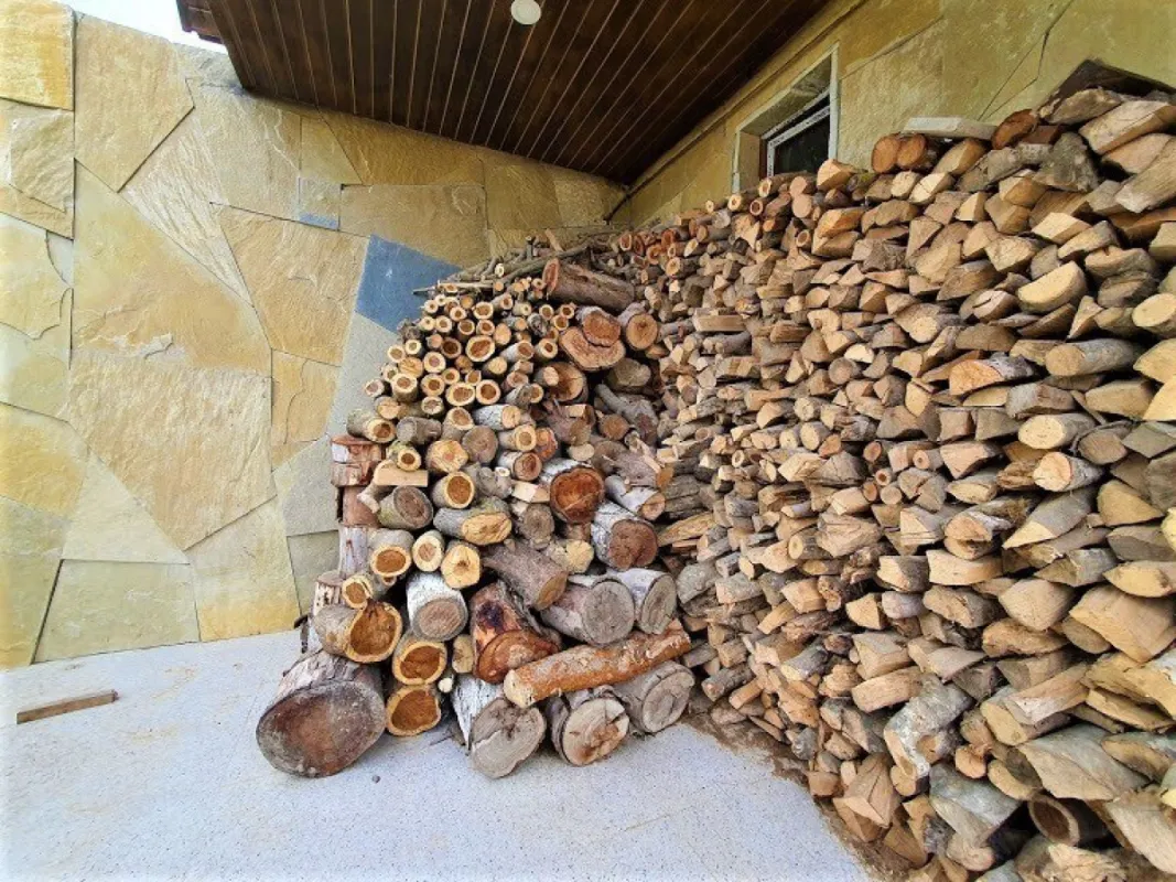 Satılır 9 otaqlı həyət evi 600 m²