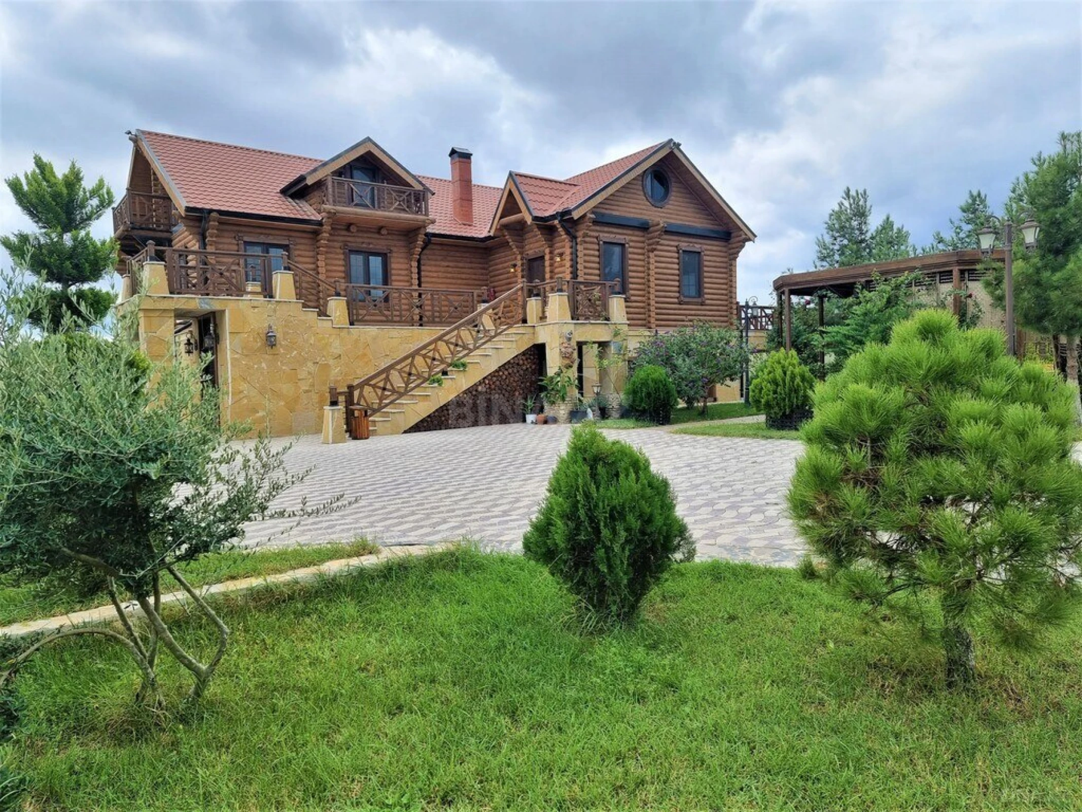 Satılır 9 otaqlı həyət evi 600 m²