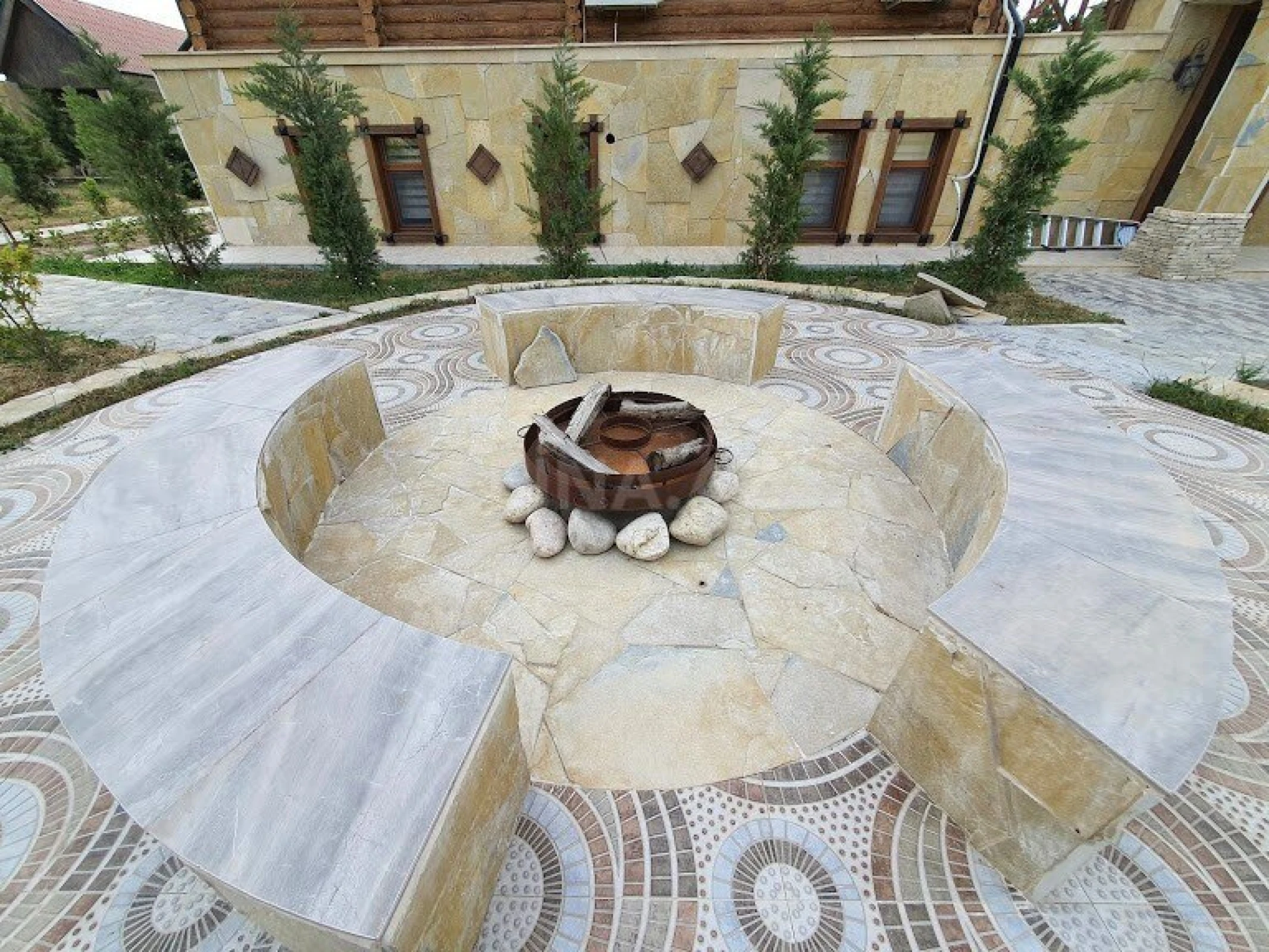 Satılır 9 otaqlı həyət evi 600 m²