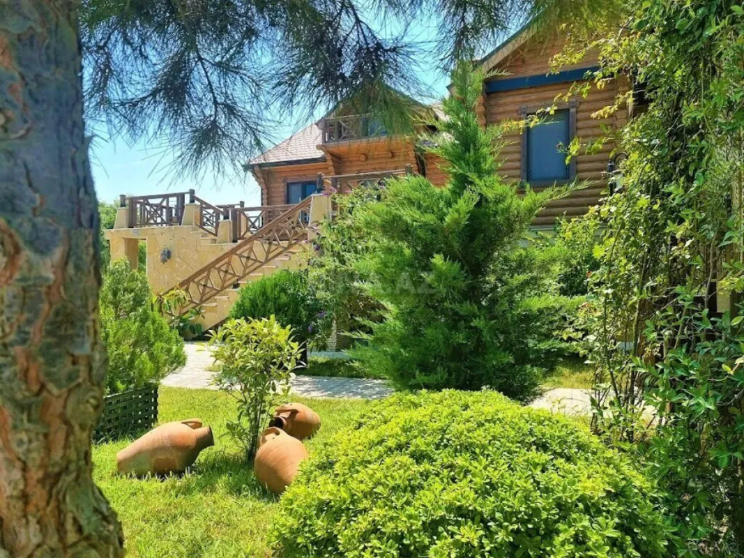 Satılır 9 otaqlı həyət evi 600 m²