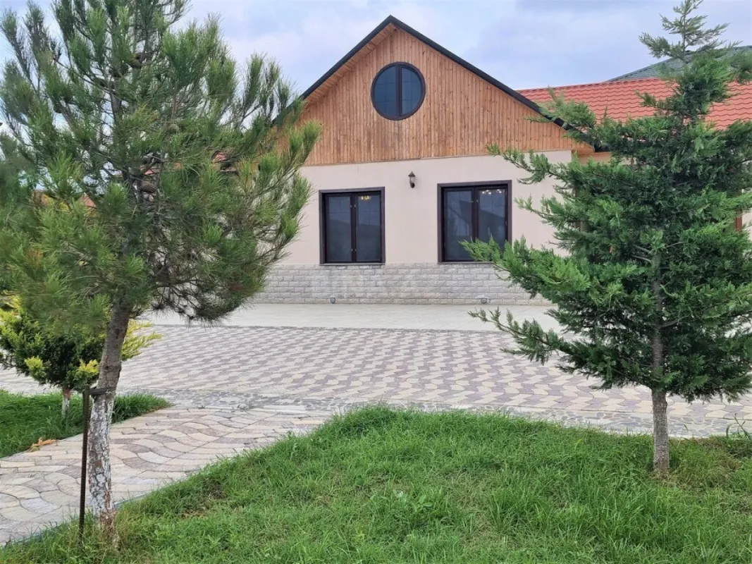 Satılır 9 otaqlı həyət evi 600 m²