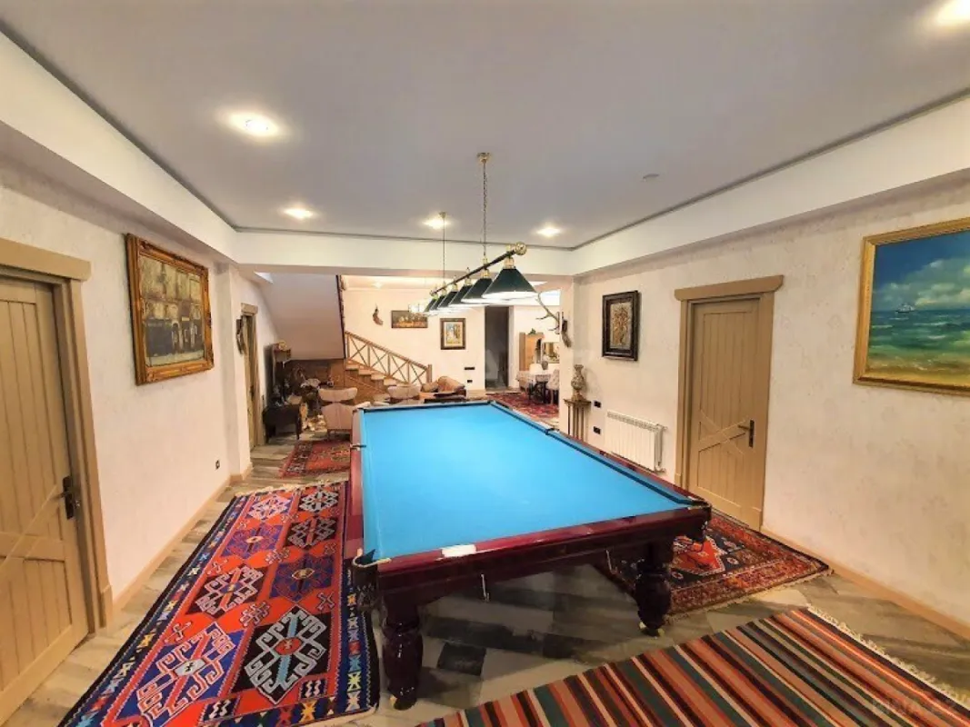 Satılır 9 otaqlı həyət evi 600 m²