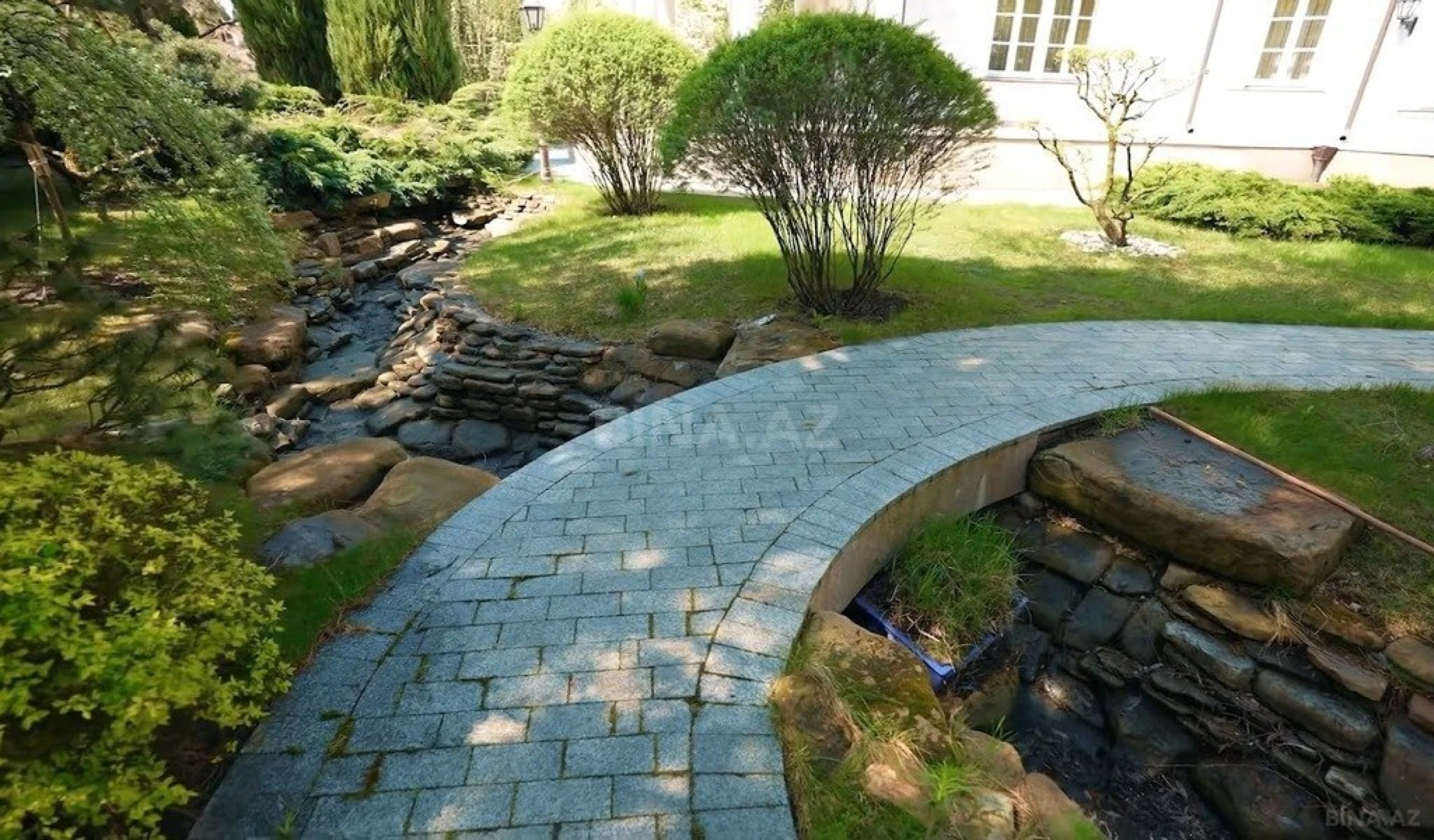 Satılır 12 otaqlı həyət evi 1600 m²