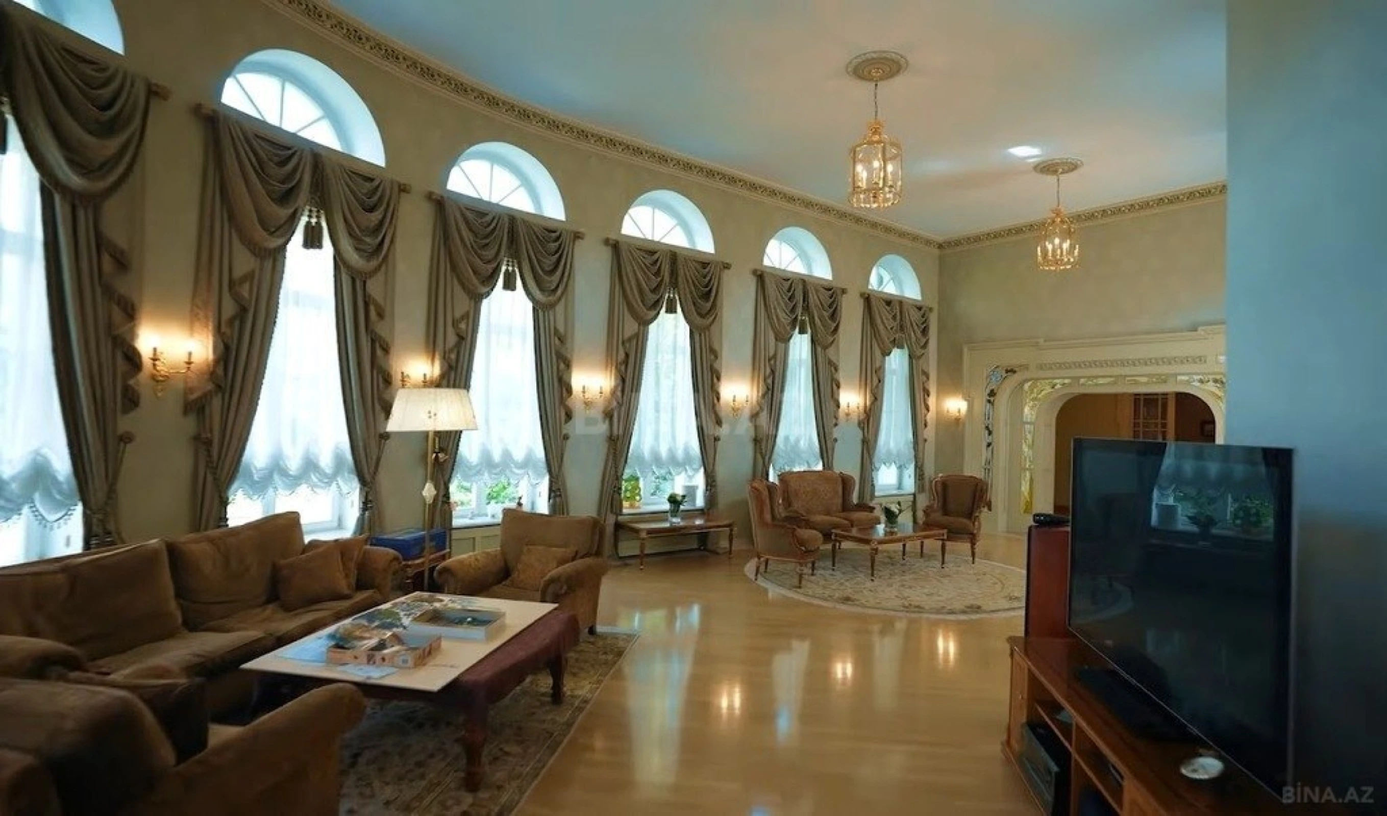 Satılır 12 otaqlı həyət evi 1600 m²