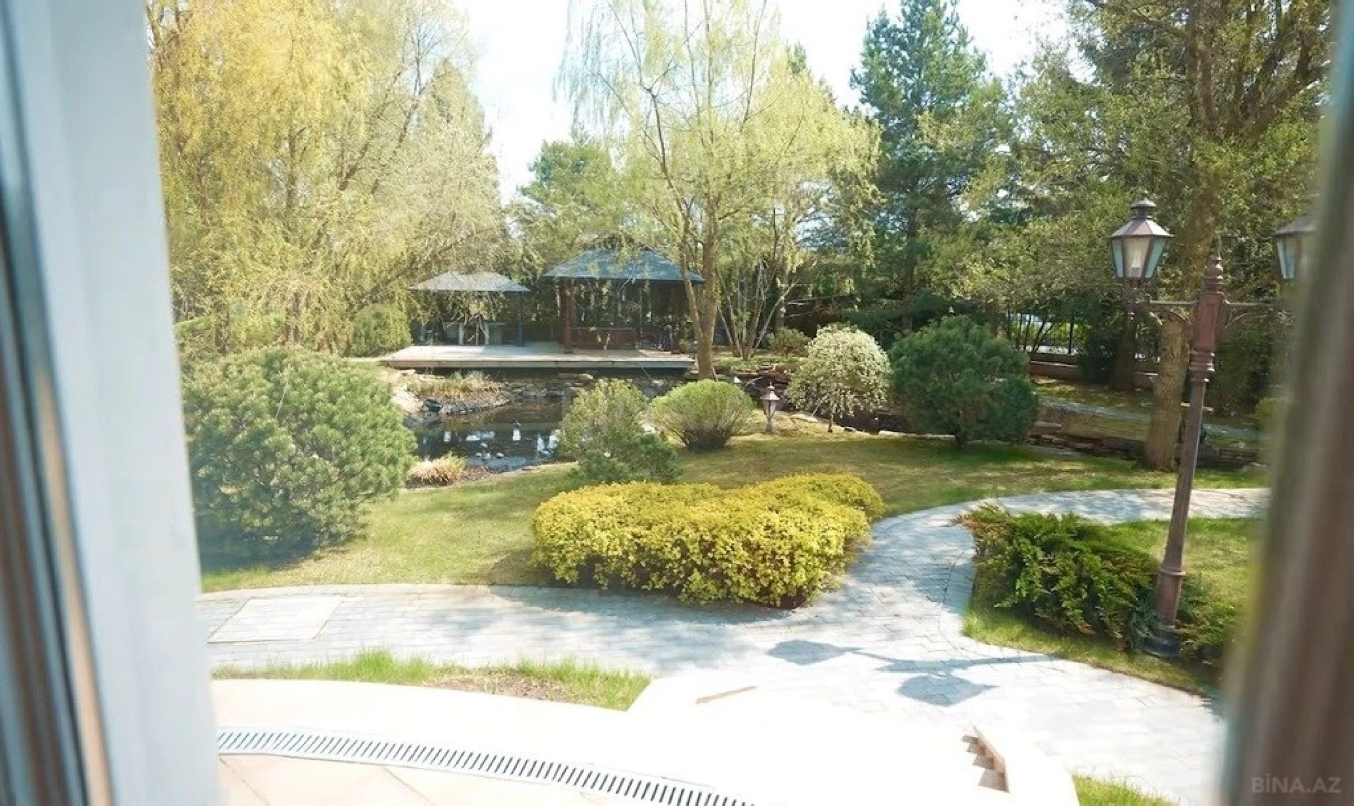 Satılır 12 otaqlı həyət evi 1600 m²