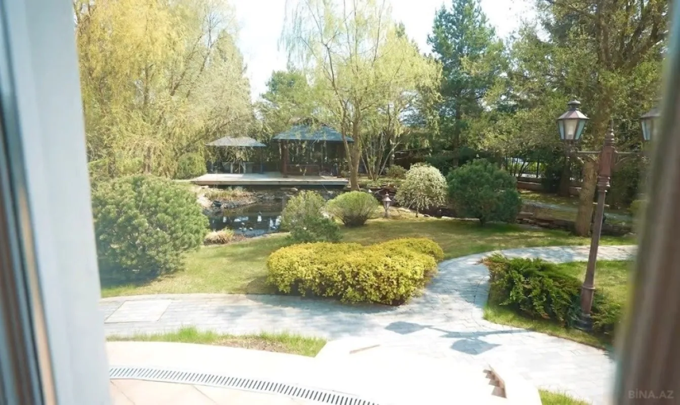 Satılır 12 otaqlı həyət evi 1600 m²