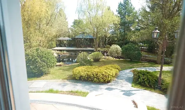 Satılır 12 otaqlı həyət evi 1600 m²