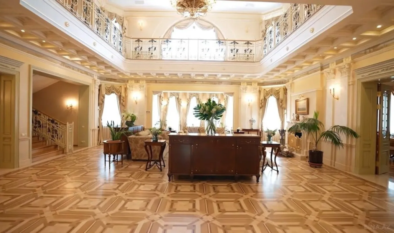 Satılır 12 otaqlı həyət evi 1600 m²