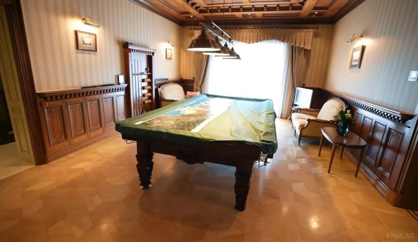 Satılır 12 otaqlı həyət evi 1600 m²