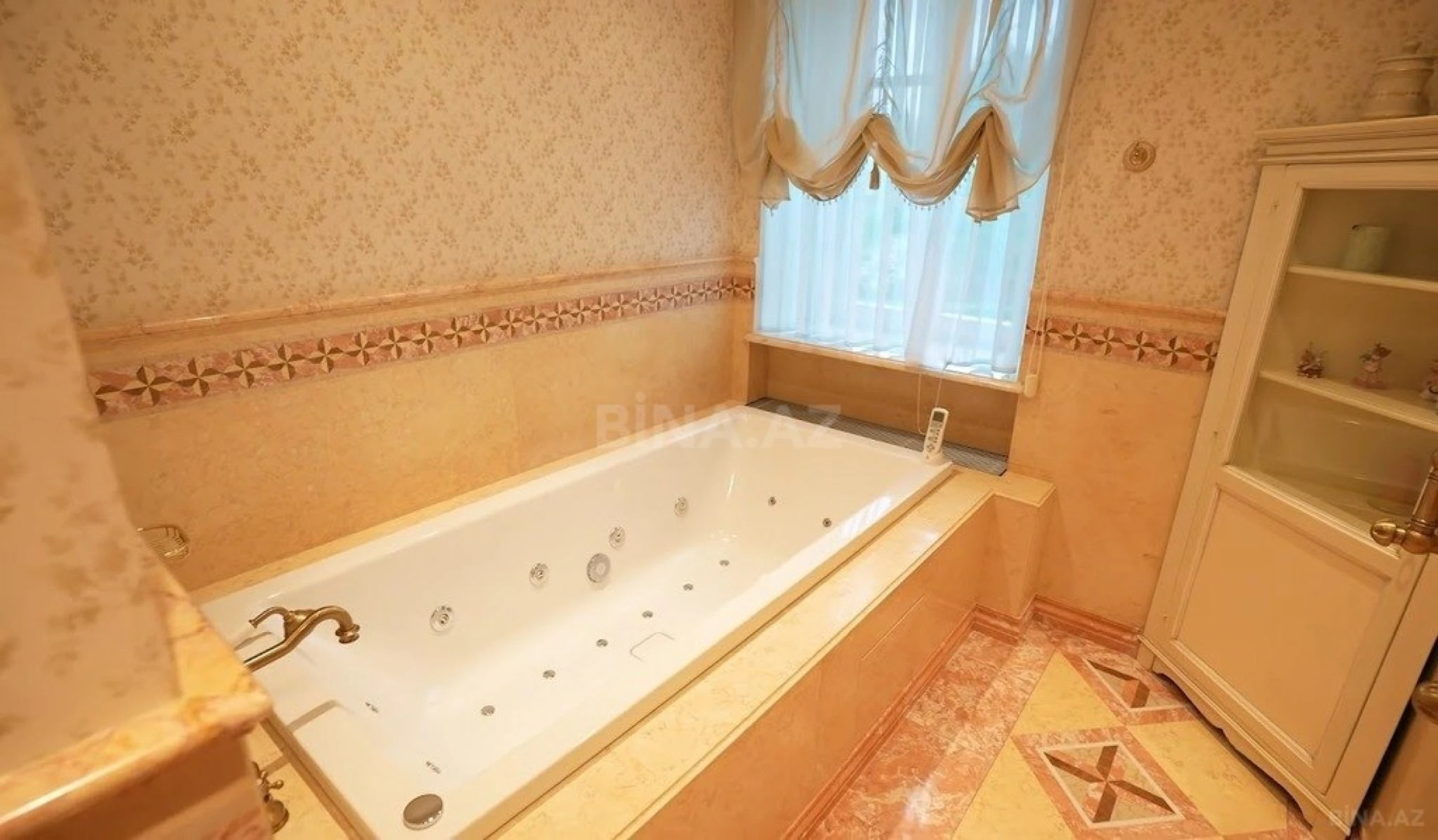 Satılır 12 otaqlı həyət evi 1600 m²