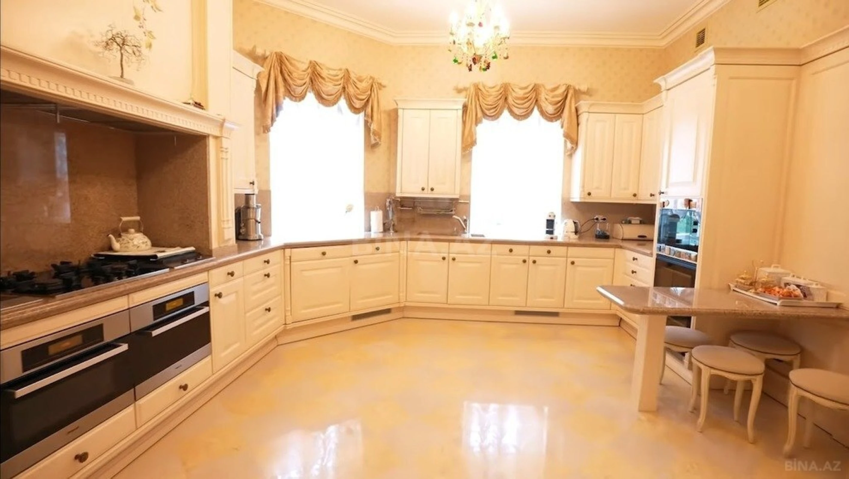 Satılır 12 otaqlı həyət evi 1600 m²