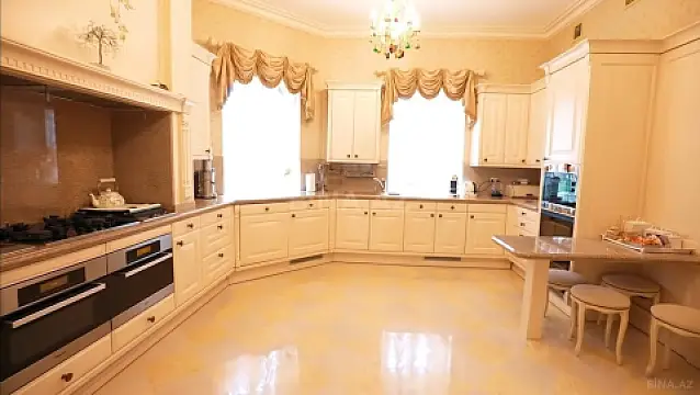 Satılır 12 otaqlı həyət evi 1600 m²