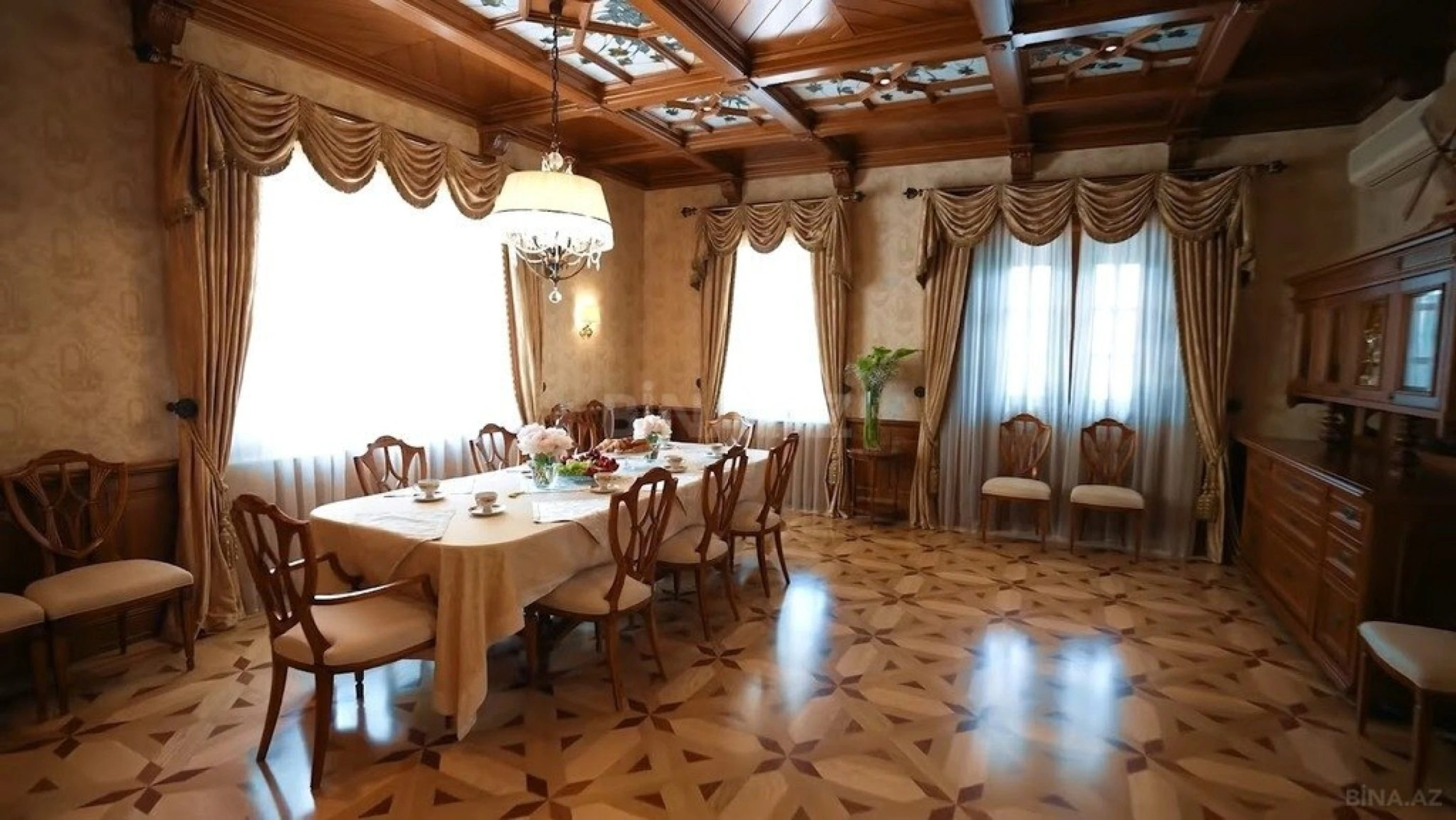 Satılır 12 otaqlı həyət evi 1600 m²