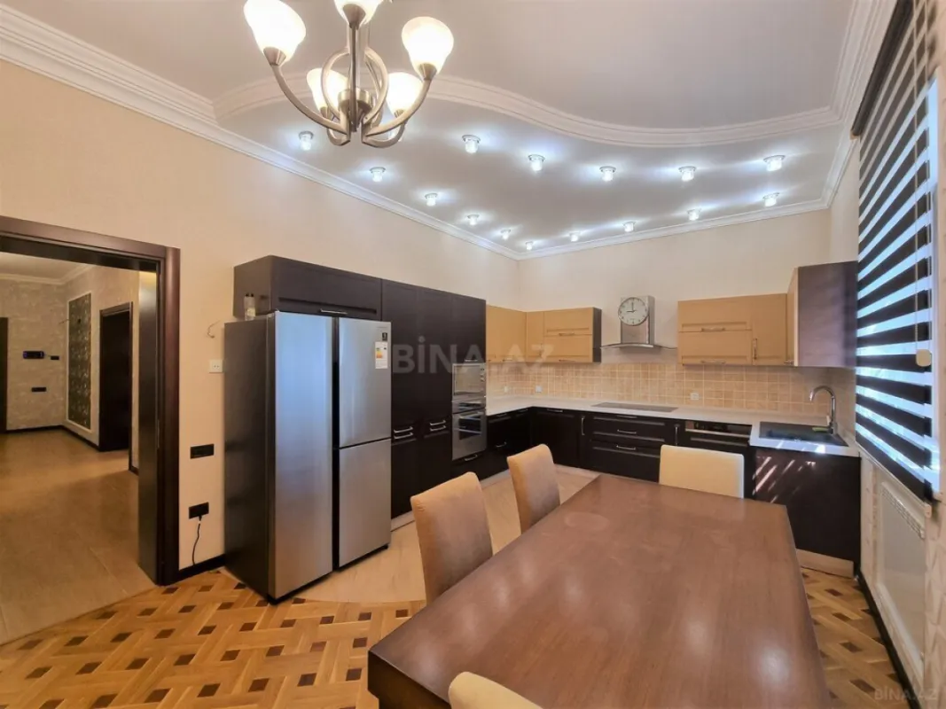 Satılır 8 otaqlı həyət evi 700 m²