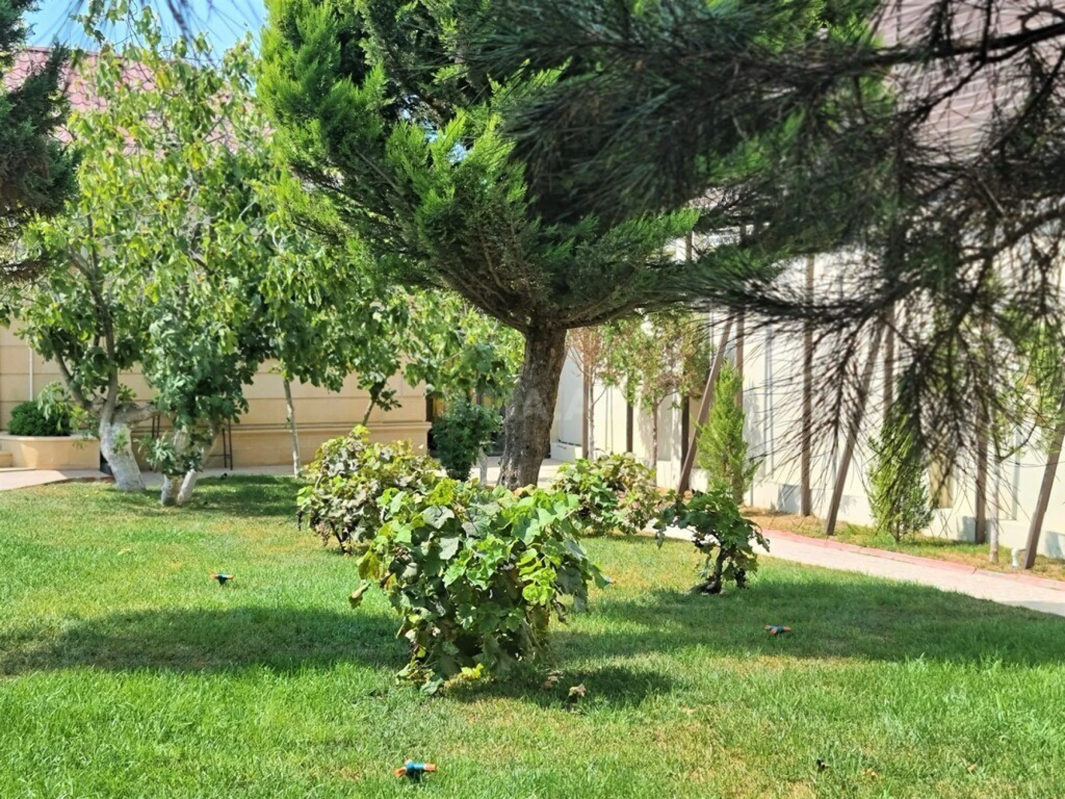 Satılır 8 otaqlı həyət evi 700 m²