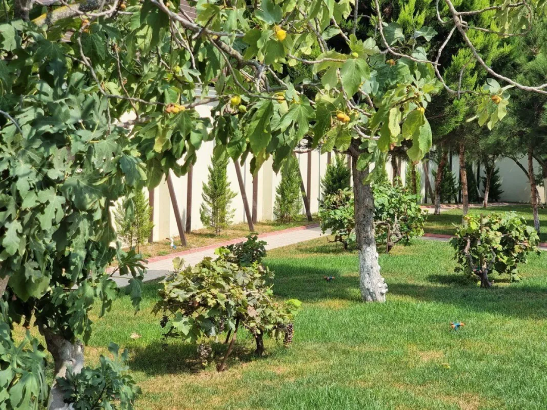 Satılır 8 otaqlı həyət evi 700 m²