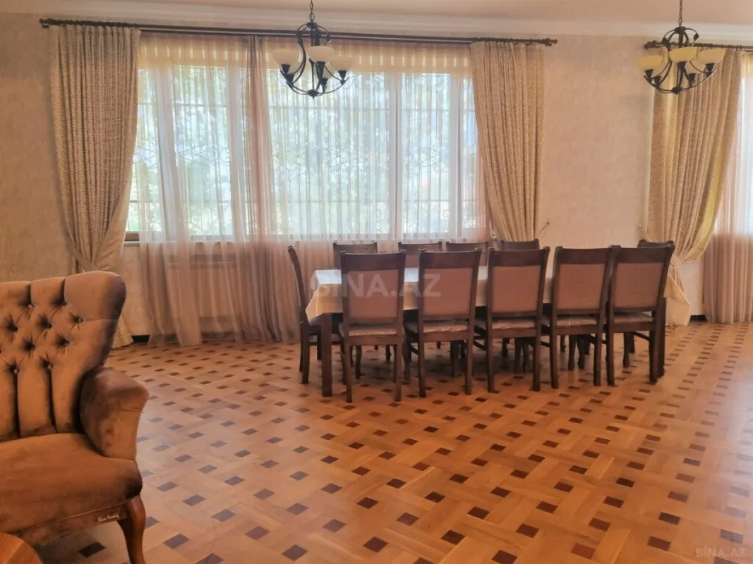Satılır 8 otaqlı həyət evi 700 m²